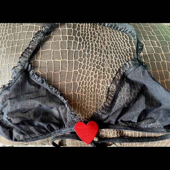 Frederick’s OF HOLLYWOOD 2 piece black bra and panty set with red hearts - Picture 4 of 5